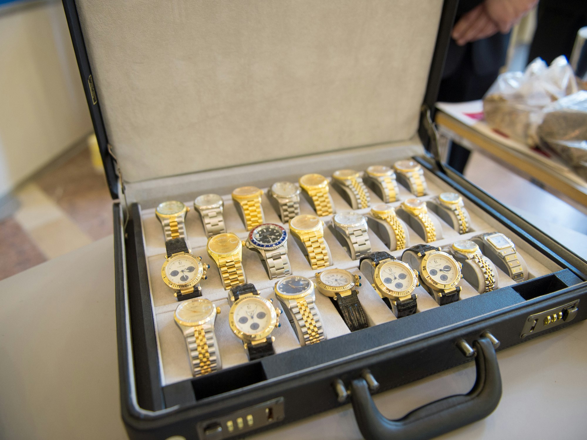 24 Luxusuhren werden in einem Koffer präsentiert.