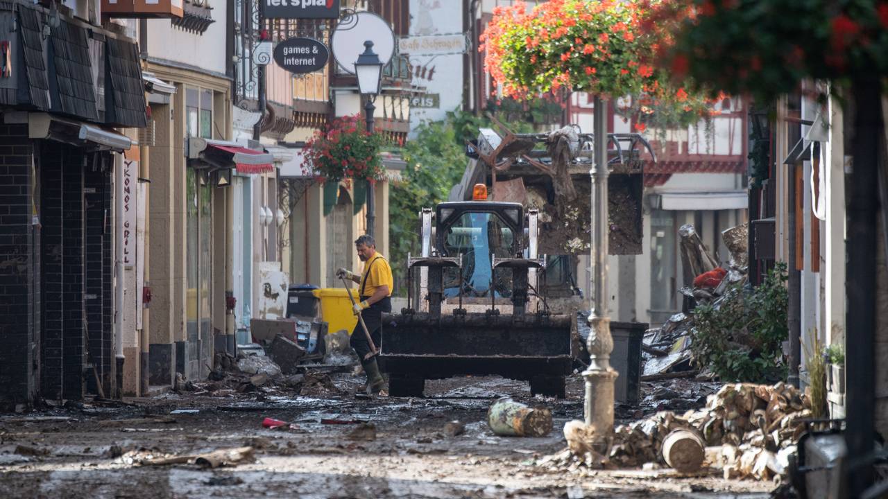 Helfer räumen nach der Überschwemmung in der Innenstadt von Ahrweiler auf.