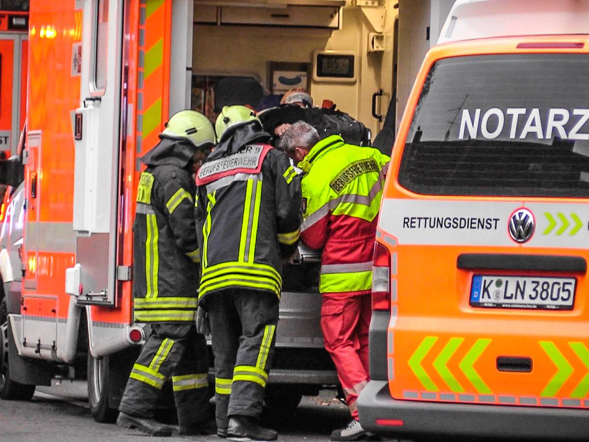 Rettungskräfte kümmern sich um einen Verletzten, schieben ihn in einen RTW.