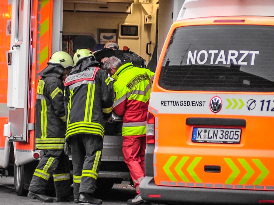 Rettungskräfte kümmern sich um einen Verletzten, schieben ihn in einen RTW.