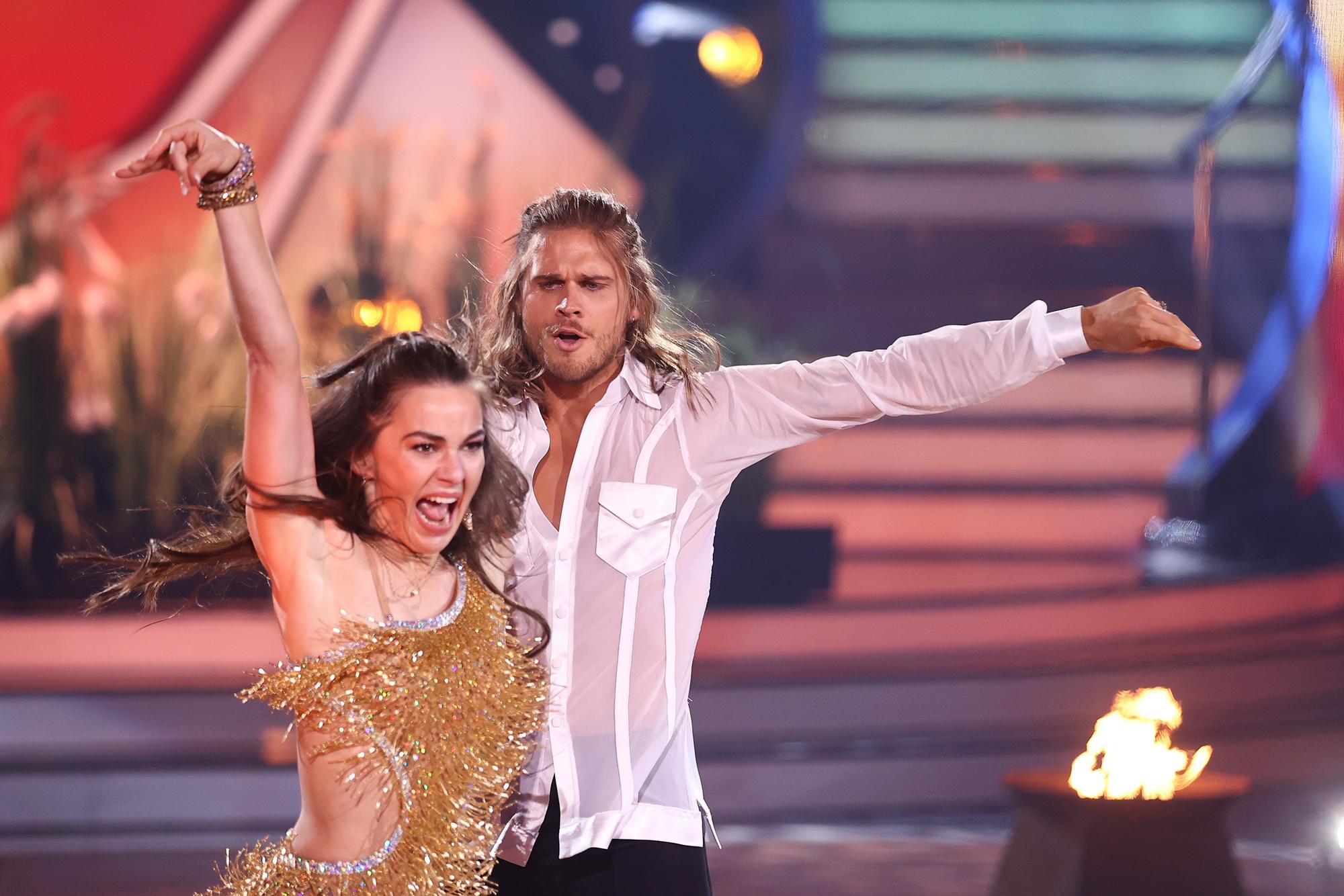 Rúrik Gíslason und Renata Lusin tanzen während „Let's Dance“.