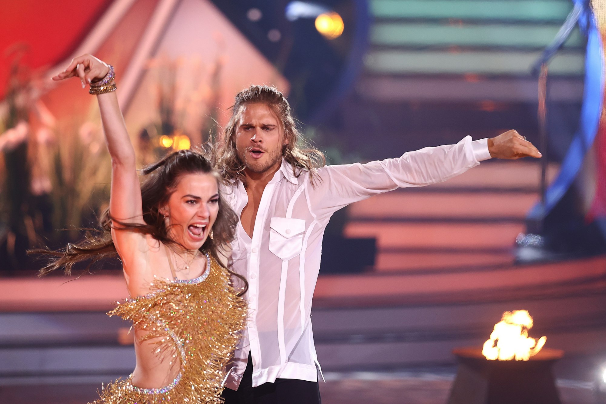 Rúrik Gíslason und Renata Lusin tanzen während „Let's Dance“.