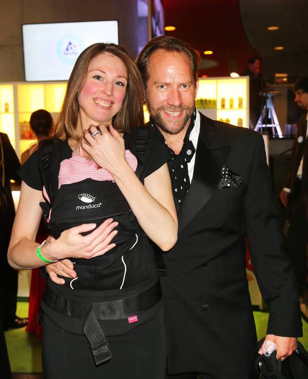 Regisseur Michael Simon de Normier posiert mit Frau Simone und Baby bei der Verleihung des GreenTec Awards 2015.