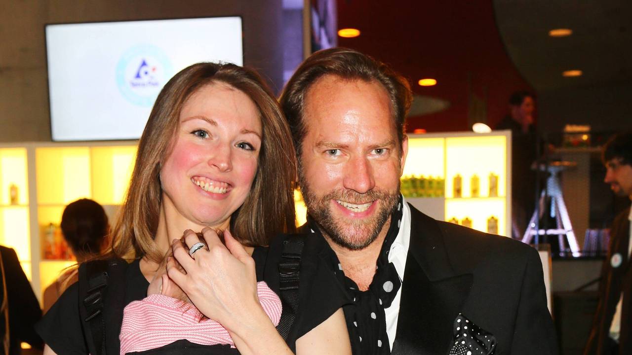 Regisseur Michael Simon de Normier posiert mit Frau Simone und Baby bei der Verleihung des GreenTec Awards 2015.