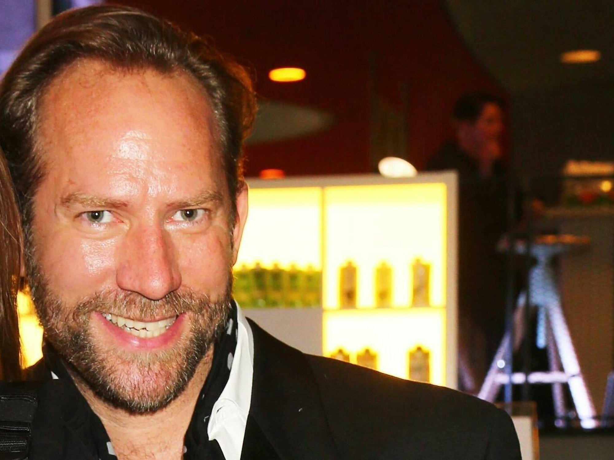 Regisseur Michael Simon de Normier posiert mit Frau Simone und Baby bei der Verleihung des GreenTec Awards 2015.