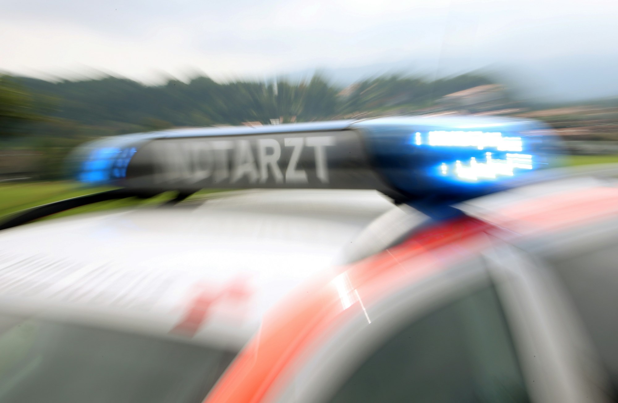 Ein Notarzteinsatzfahrzeug (NEF), aufgenommen mit Zoomeffekt im September 2014 in Miesbach (Bayern).