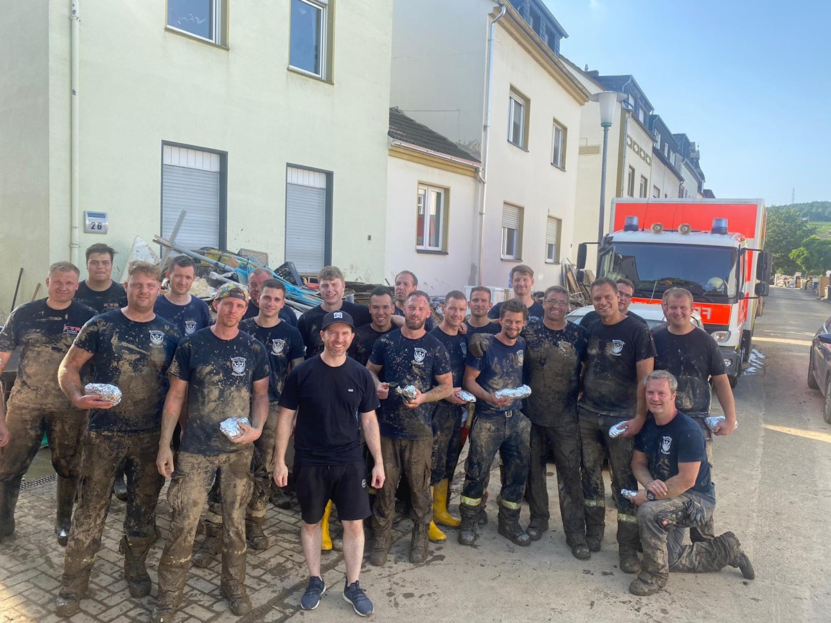 Feuerwehrleute in Ahrweiler mit den gespendeten Dönern.
