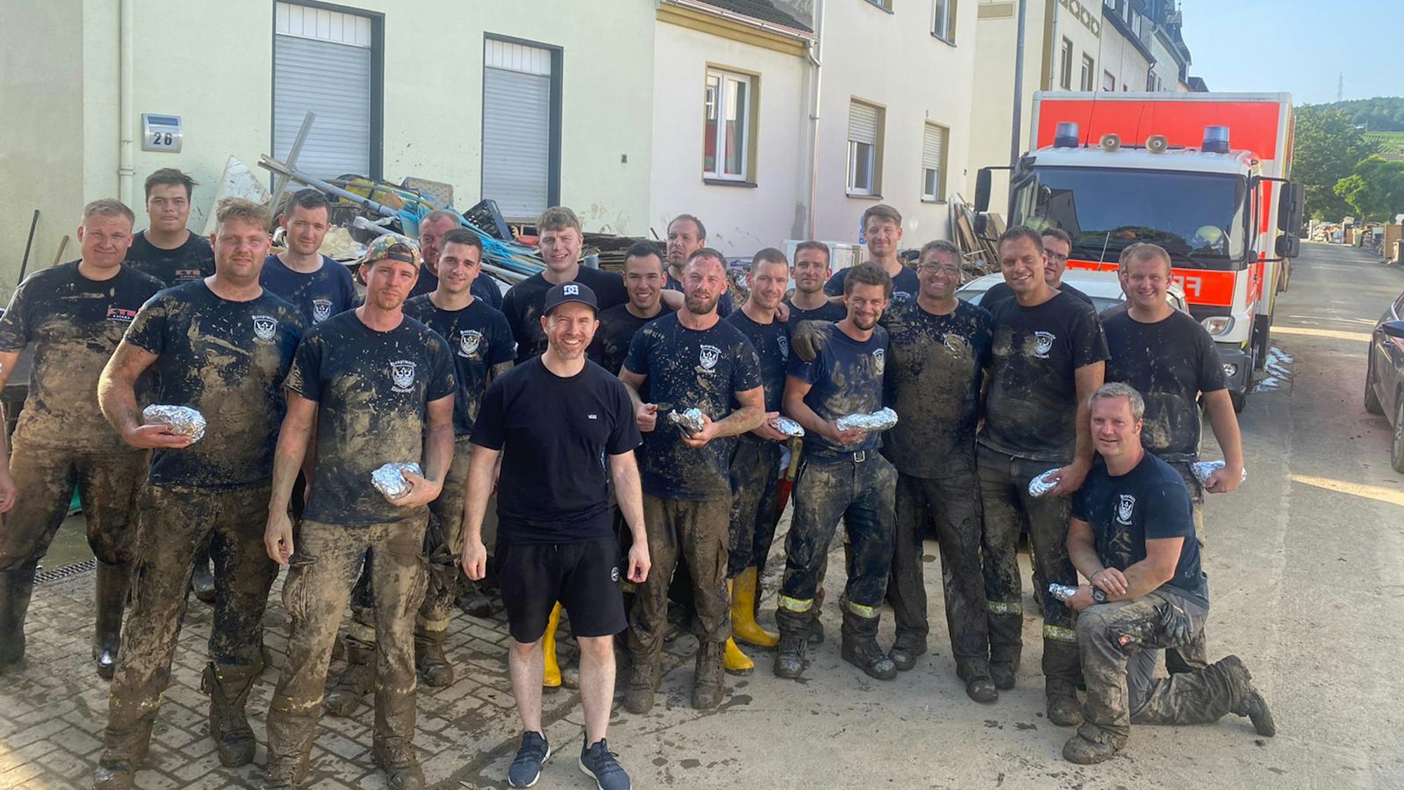 Feuerwehrleute in Ahrweiler mit den gespendeten Dönern.