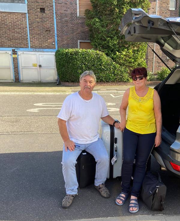Detlev Knoblauch und seine Frau Käthe mit gepackten Koffern vor dem Auto.