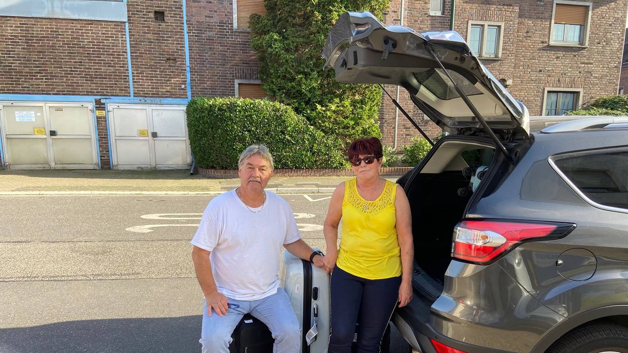 Detlev Knoblauch und seine Frau Käthe mit gepackten Koffern vor dem Auto.