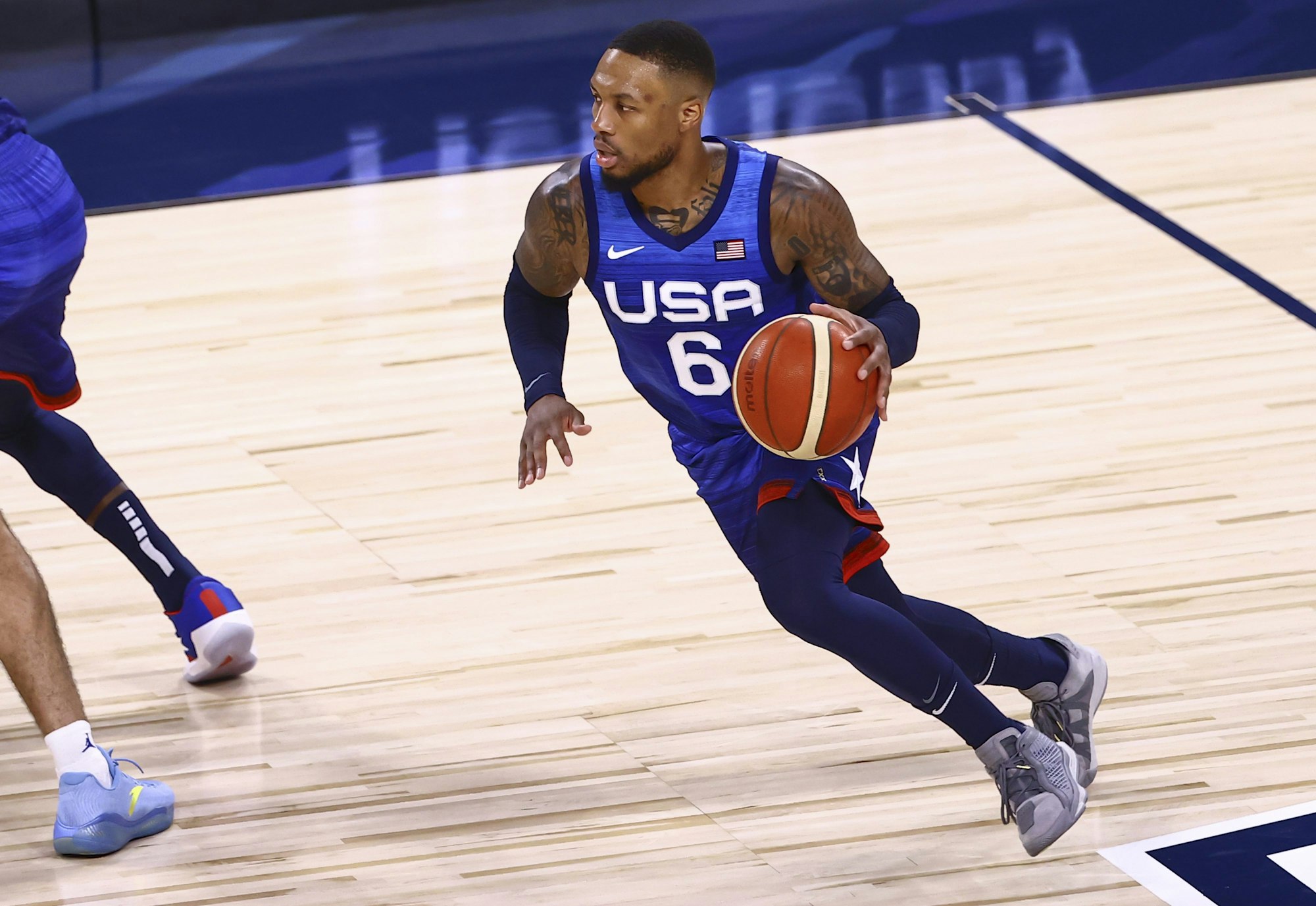 Damian Lillard dribbelt im Trikot der USA.