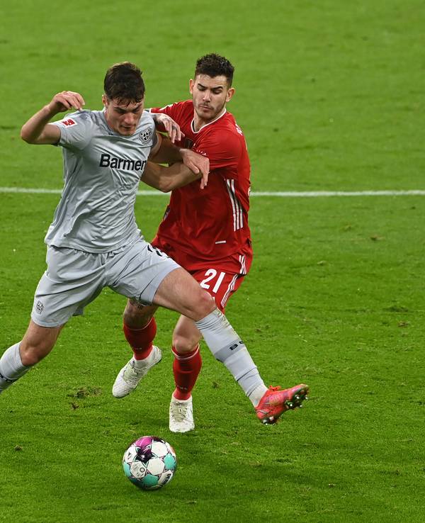 Lucas Hernandez kämpft mit Leverkusens Patrick Schick um den Ball