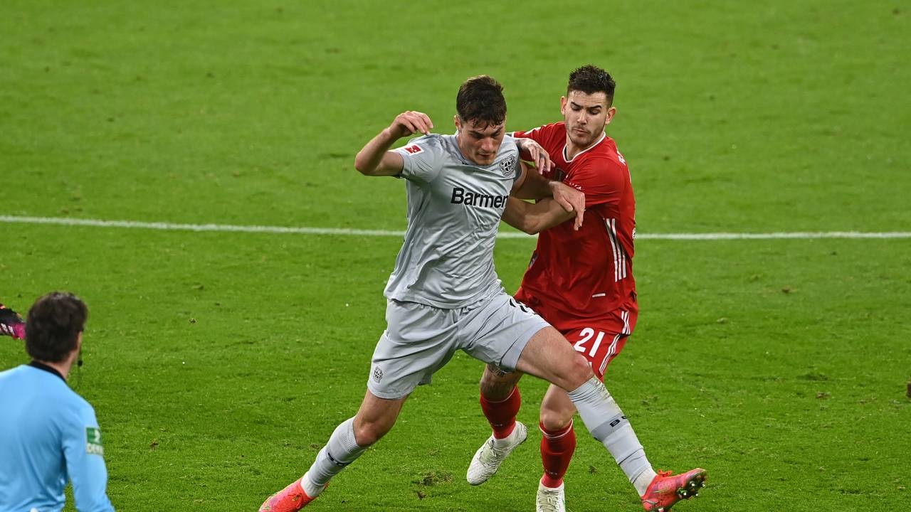 Lucas Hernandez kämpft mit Leverkusens Patrick Schick um den Ball