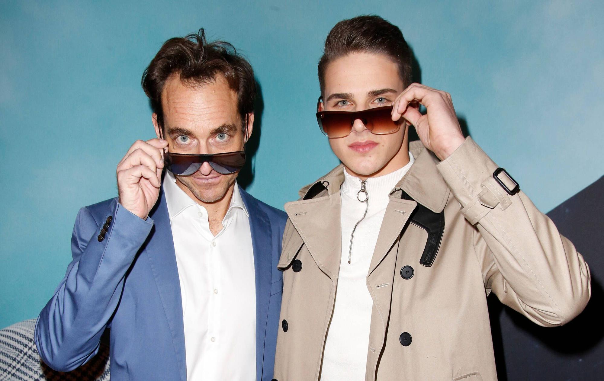 Tim Lobinger mit Sohn Lex-Tyger Lobinger auf dem Roten Teppich bei der Rodenstock Eye Wear Show im Isarforum in München.
