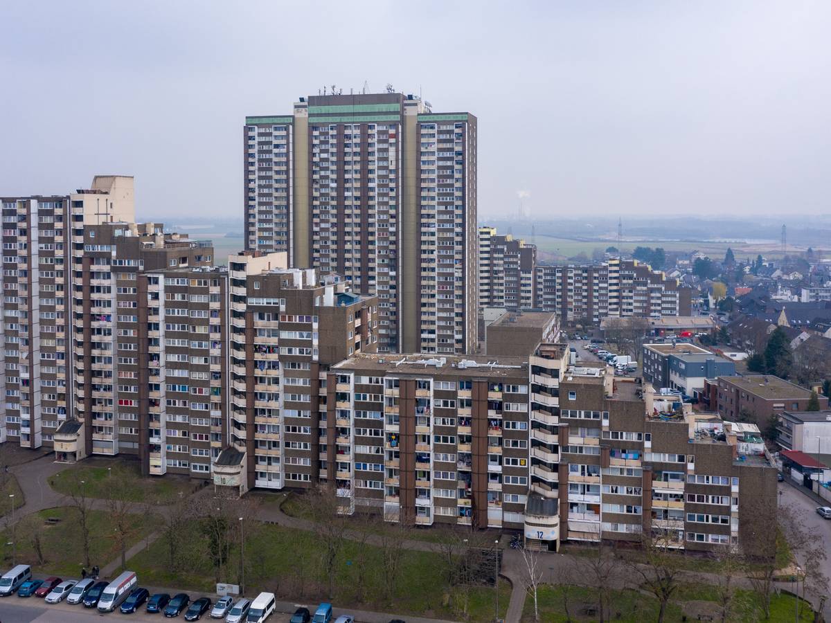 Luftaufnahme des Hochhaus-Komplexes am Kölnberg in Meschenich.