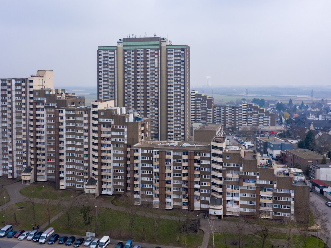 Luftaufnahme des Hochhaus-Komplexes am Kölnberg in Meschenich.