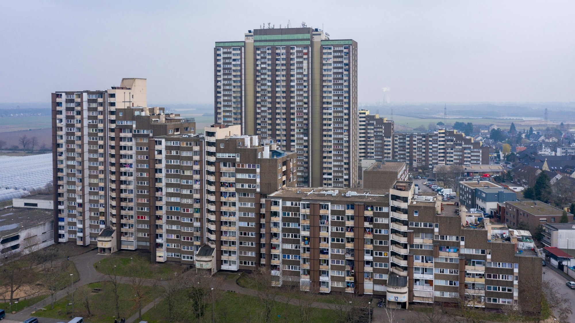 Luftaufnahme des Hochhaus-Komplexes am Kölnberg in Meschenich.