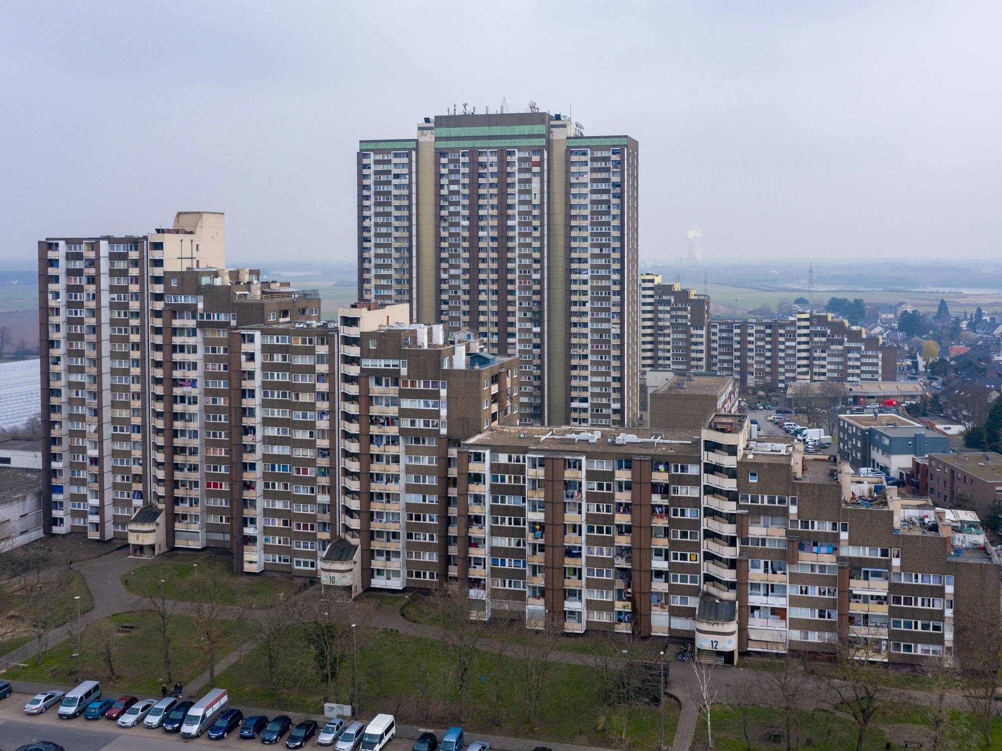 Luftaufnahme des Hochhaus-Komplexes am Kölnberg in Meschenich.