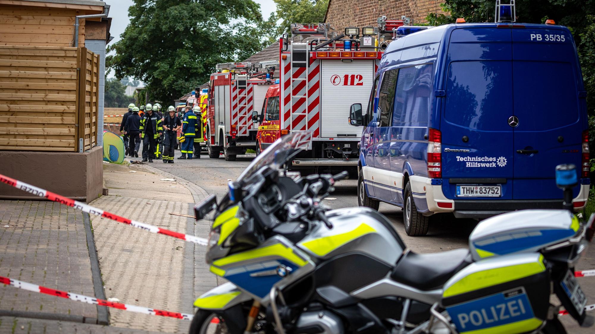 Feuerwehr und Polizei am 16. Juli 2021 im Ortsteil Blessem. Wurden die Anwohner nicht rechtzeitig vor den Fluten gewarnt?