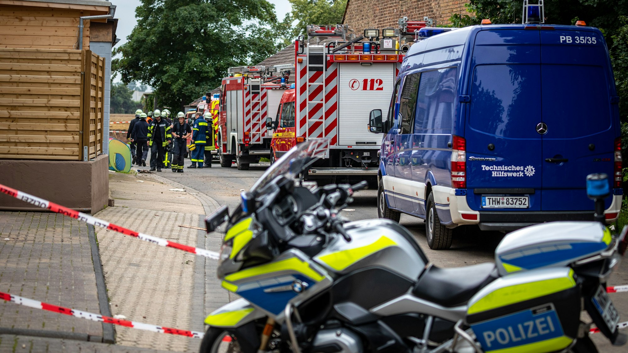 Feuerwehr und Polizei am 16. Juli 2021 im Ortsteil Blessem. Wurden die Anwohner nicht rechtzeitig vor den Fluten gewarnt?