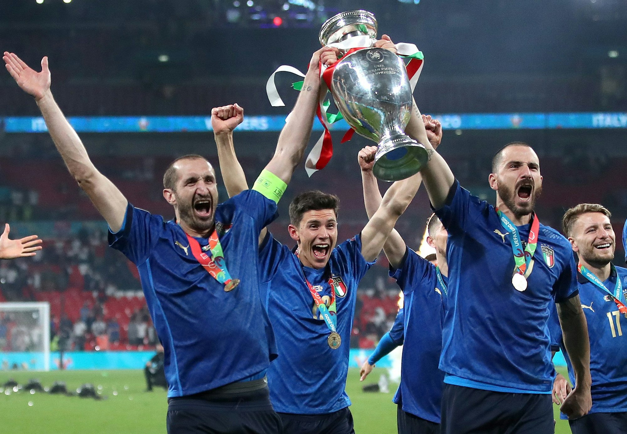 Giorgio Chiellini und Leonardo Bonucci feiern mit EM-Pokal.