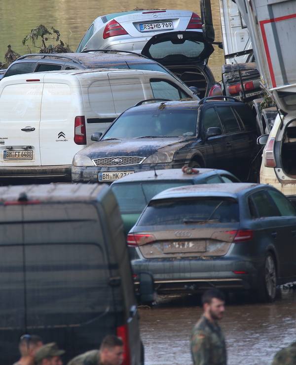 Auf der B265 bei Erftstadt Liblar stehen Autowracks, die gestern noch unter Wasser waren.