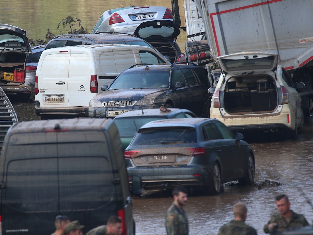 Auf der B265 bei Erftstadt Liblar stehen Autowracks, die gestern noch unter Wasser waren.