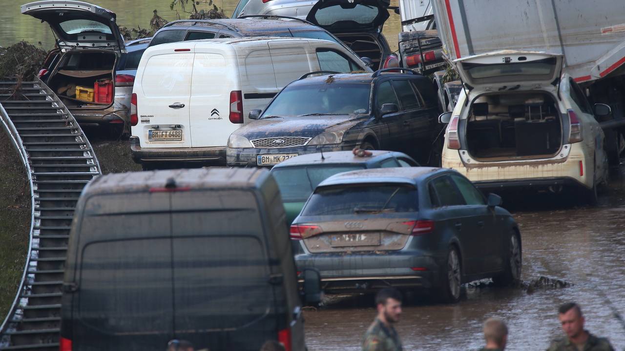 Auf der B265 bei Erftstadt Liblar stehen Autowracks, die gestern noch unter Wasser waren.