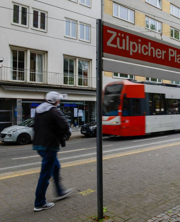 Eine Straßenbahn am Zülpicher Platz