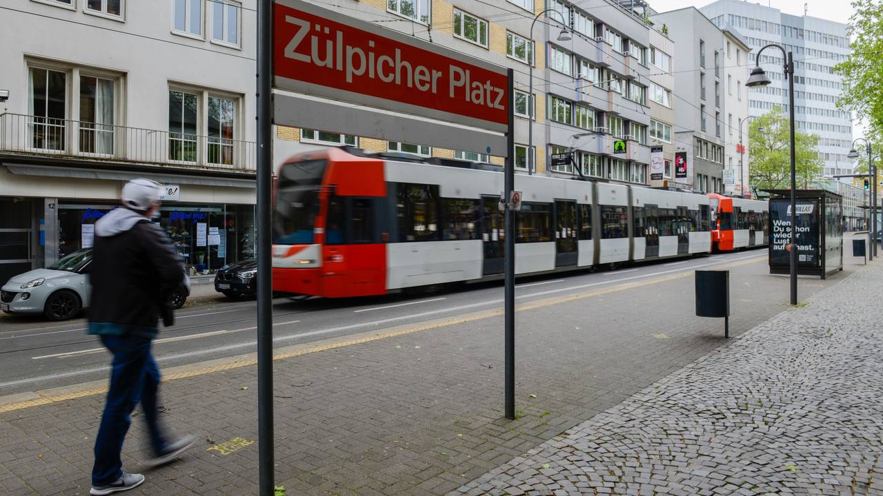 Eine Straßenbahn am Zülpicher Platz