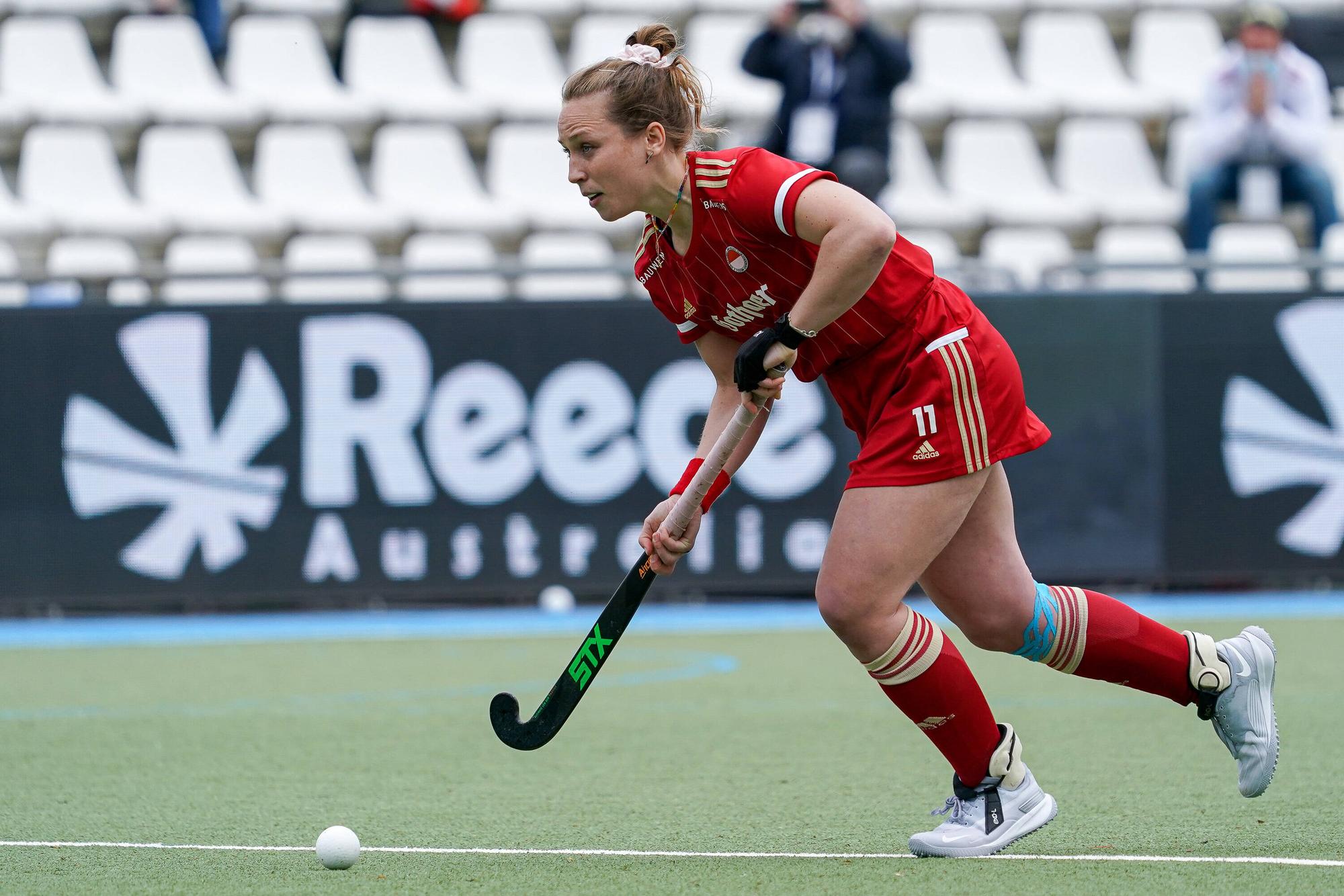 Nike Lorenz vom KTHC Rot-Weiss Köln am Ball