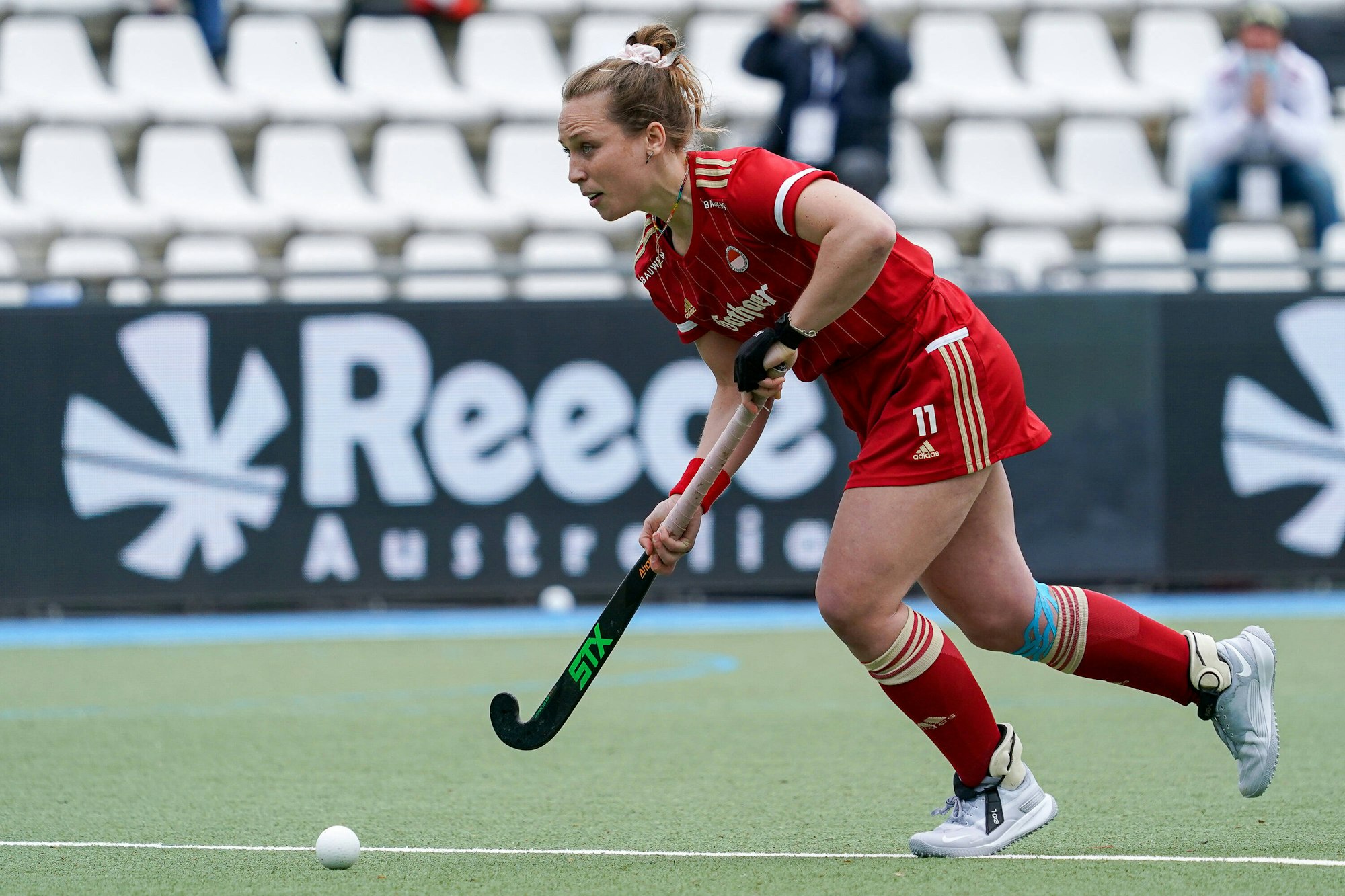 Nike Lorenz vom KTHC Rot-Weiss Köln am Ball