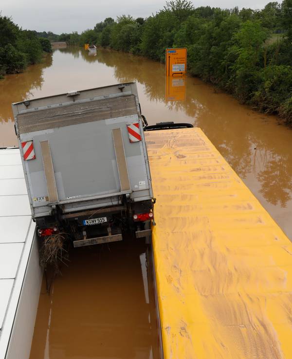 Ein Lkw eingequetscht zwischen zwei weiteren Lkw in Blessem.