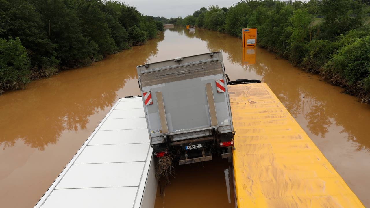 Ein Lkw eingequetscht zwischen zwei weiteren Lkw in Blessem.