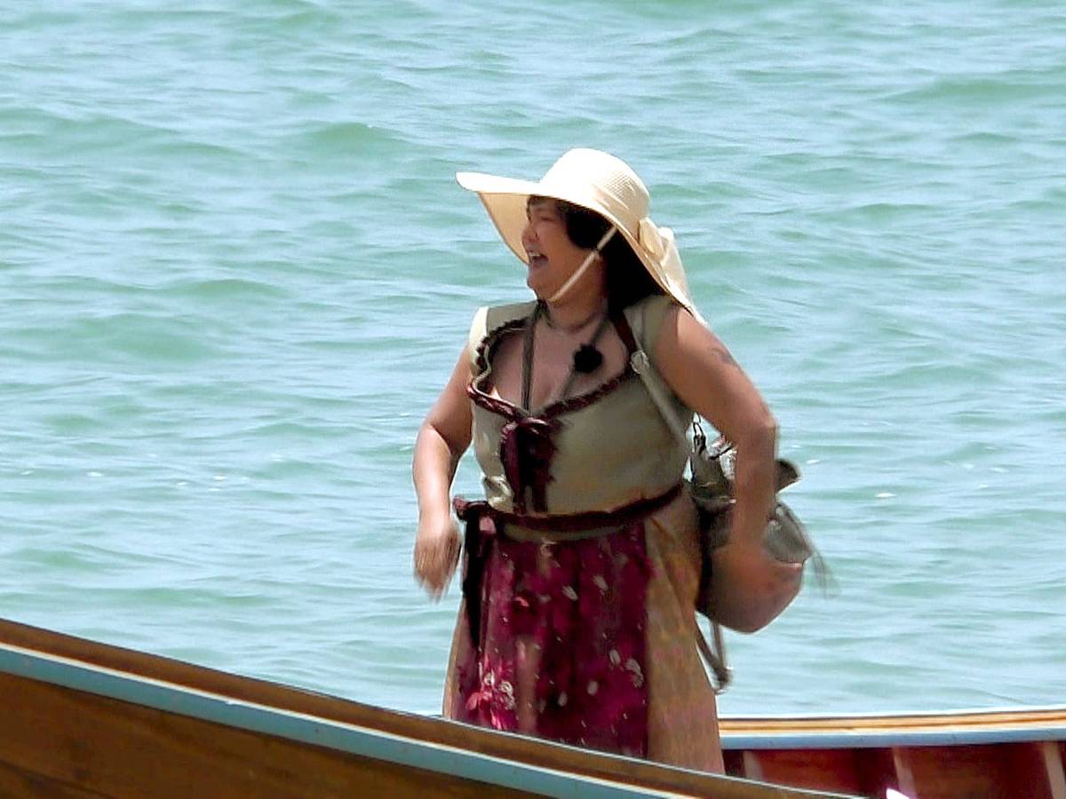 „Bauer sucht Frau“-Star Narumol steht bei den Dreharbeiten zu „Kampf der Realitystars" in einem Boot.