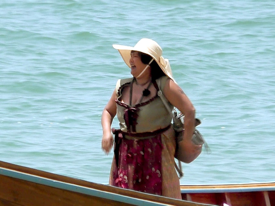 „Bauer sucht Frau“-Star Narumol steht bei den Dreharbeiten zu „Kampf der Realitystars" in einem Boot.