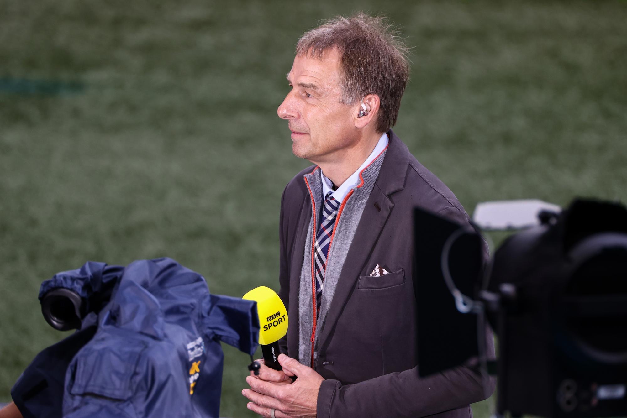 Jürgen Klinsmann mit einem Mikrofon von BBC
