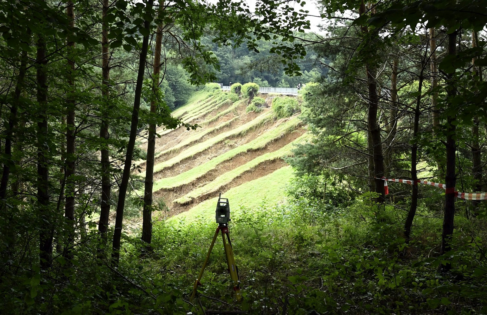 Blick auf den kaputten Damm der Steinbachtalsperre. Die Dämme der Talsperre drohten wegen dem Hochwasser tagelang zu brechen.