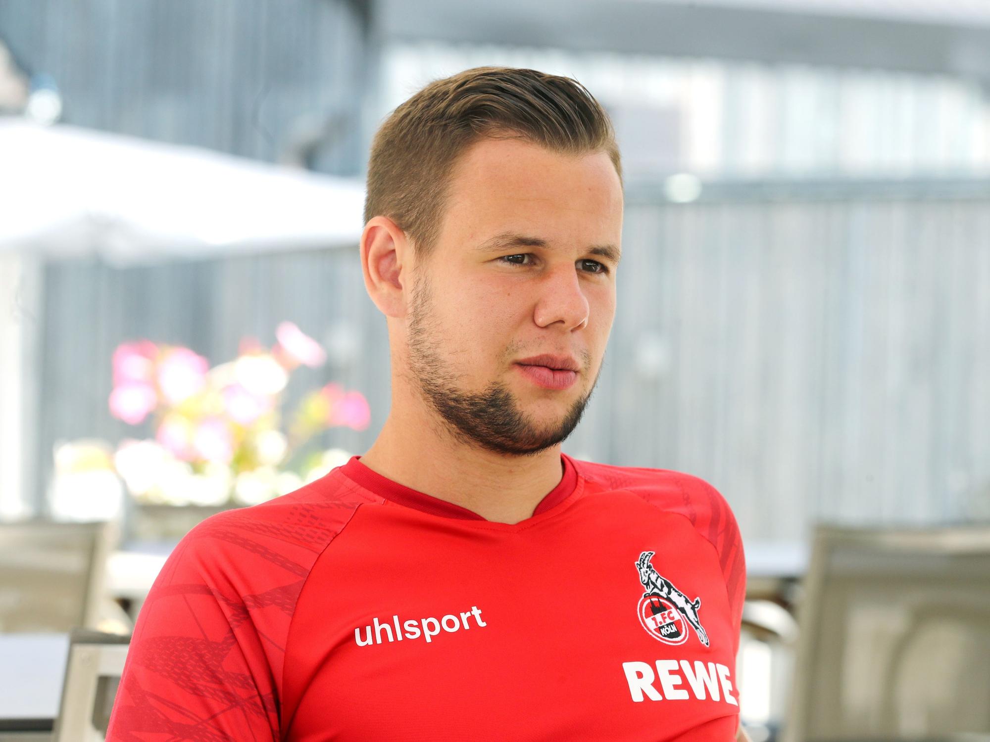 Louis Schaub gibt ein Interview.