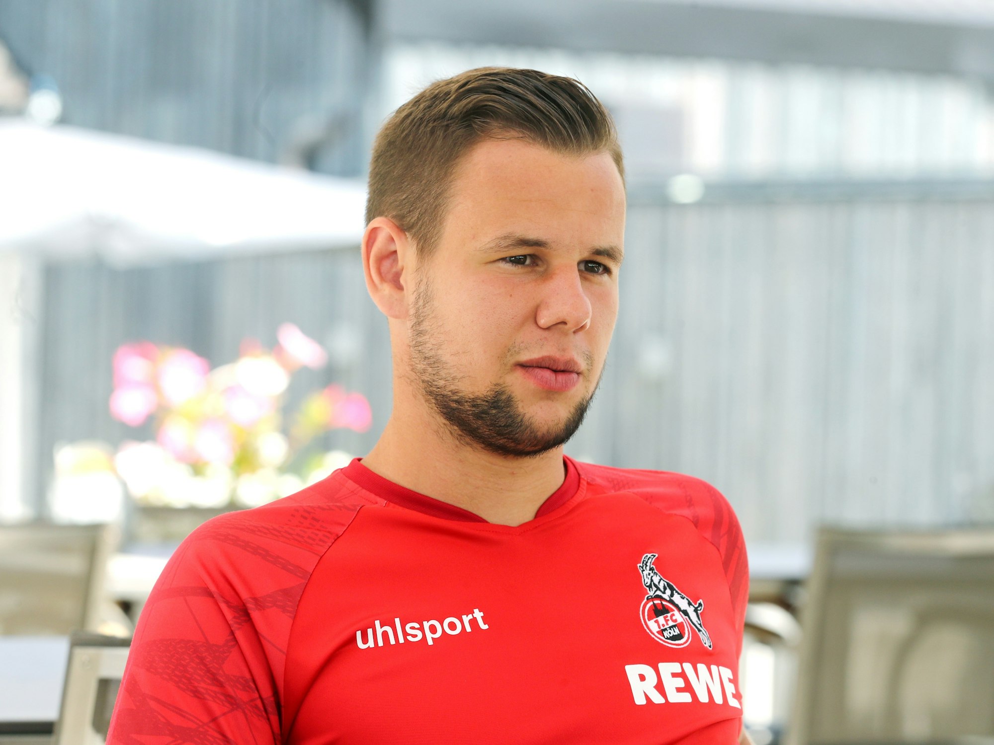 Louis Schaub gibt ein Interview.