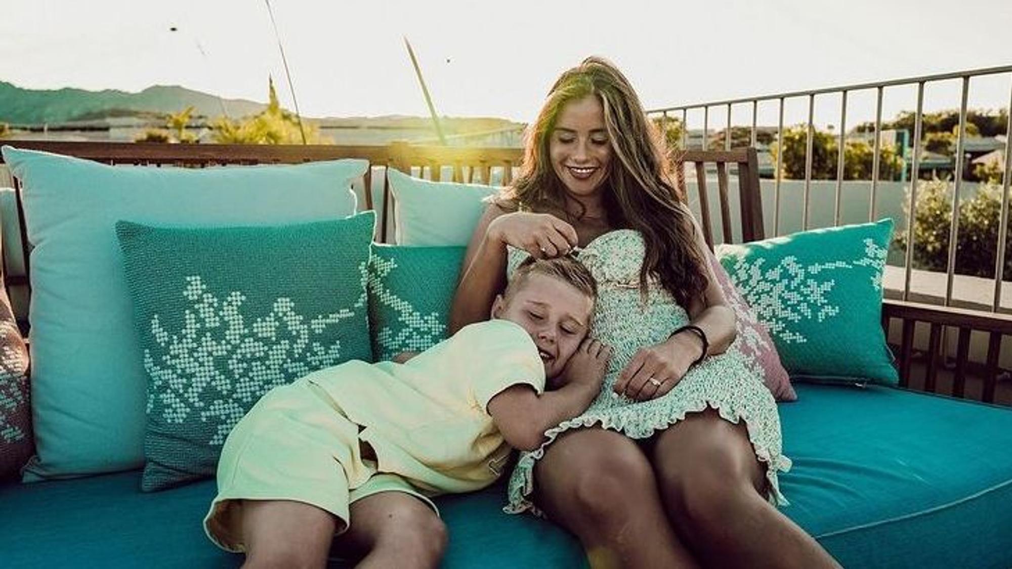 Sarah Engels kuschelt mit Sohn Alessio auf einem Sofa.