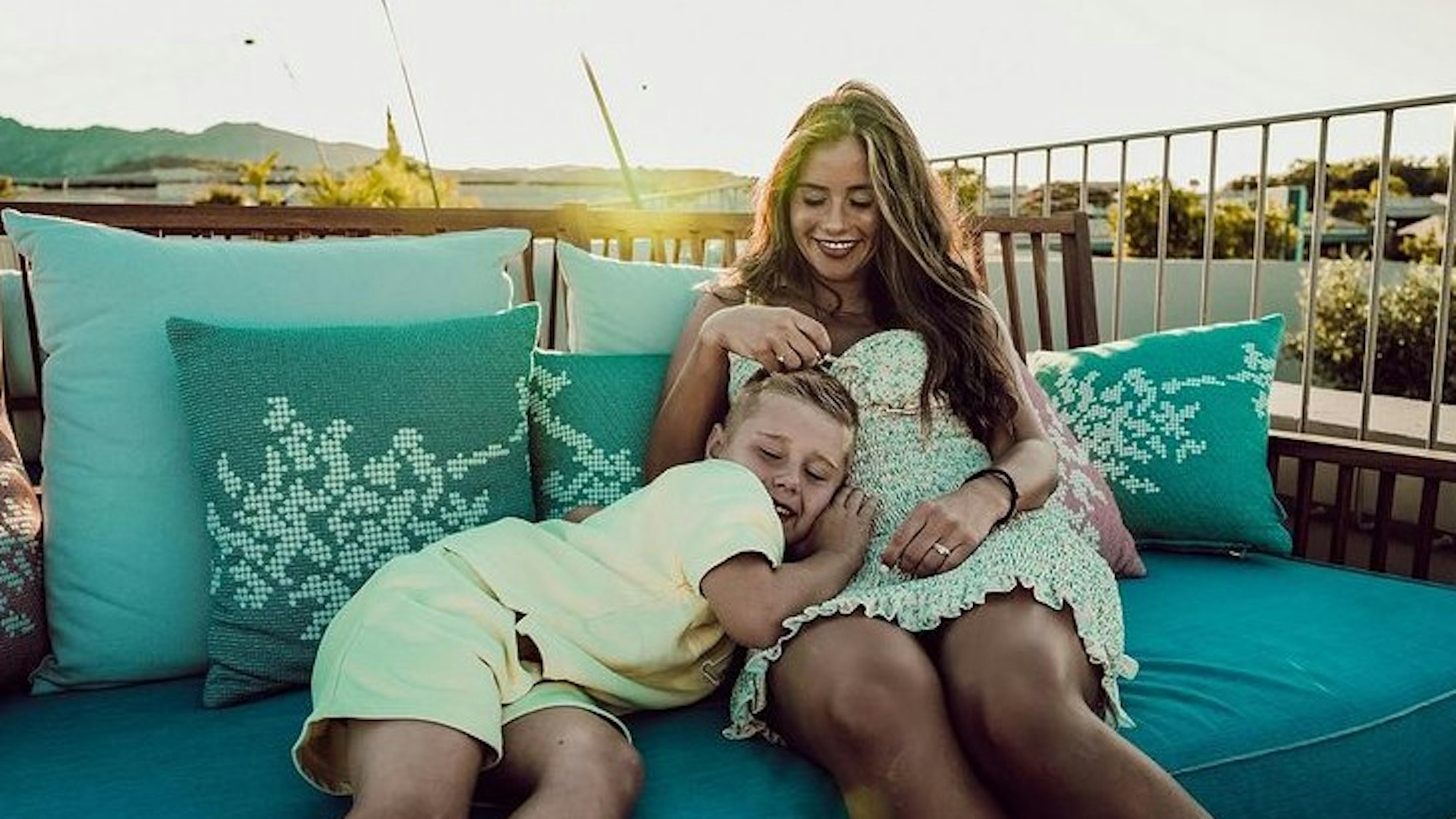 Sarah Engels kuschelt mit Sohn Alessio auf einem Sofa.