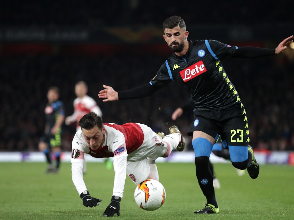 Elseid Hysaj im Zweikampf mit Mesut Özil