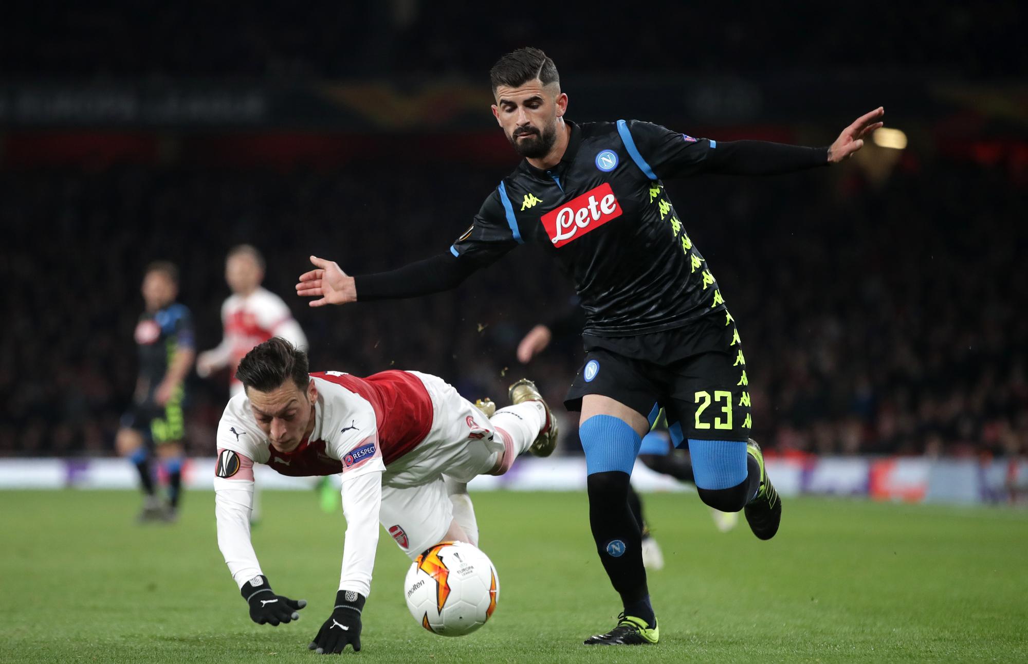 Elseid Hysaj im Zweikampf mit Mesut Özil
