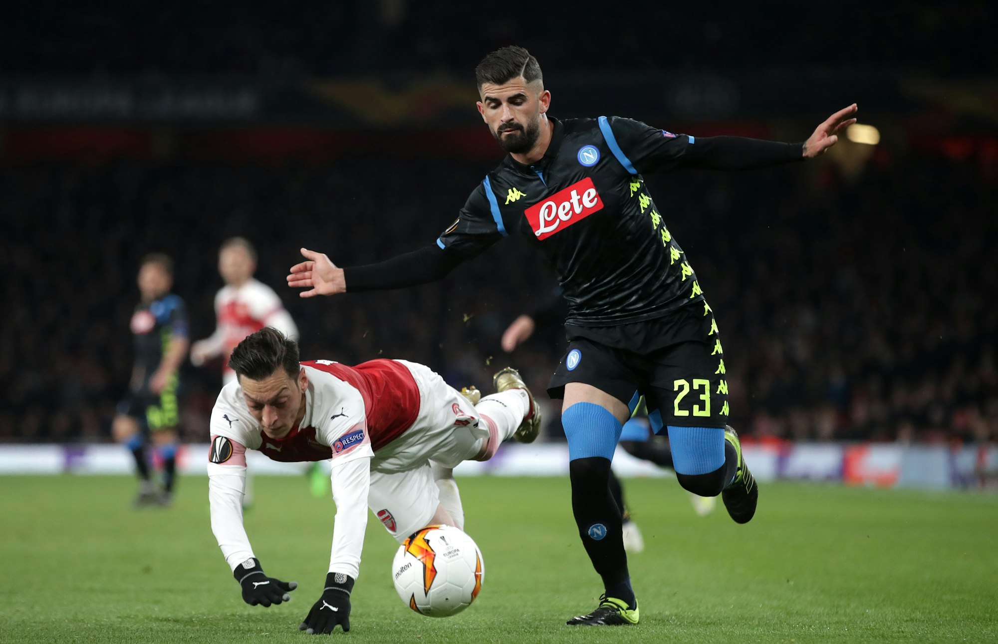 Elseid Hysaj im Zweikampf mit Mesut Özil