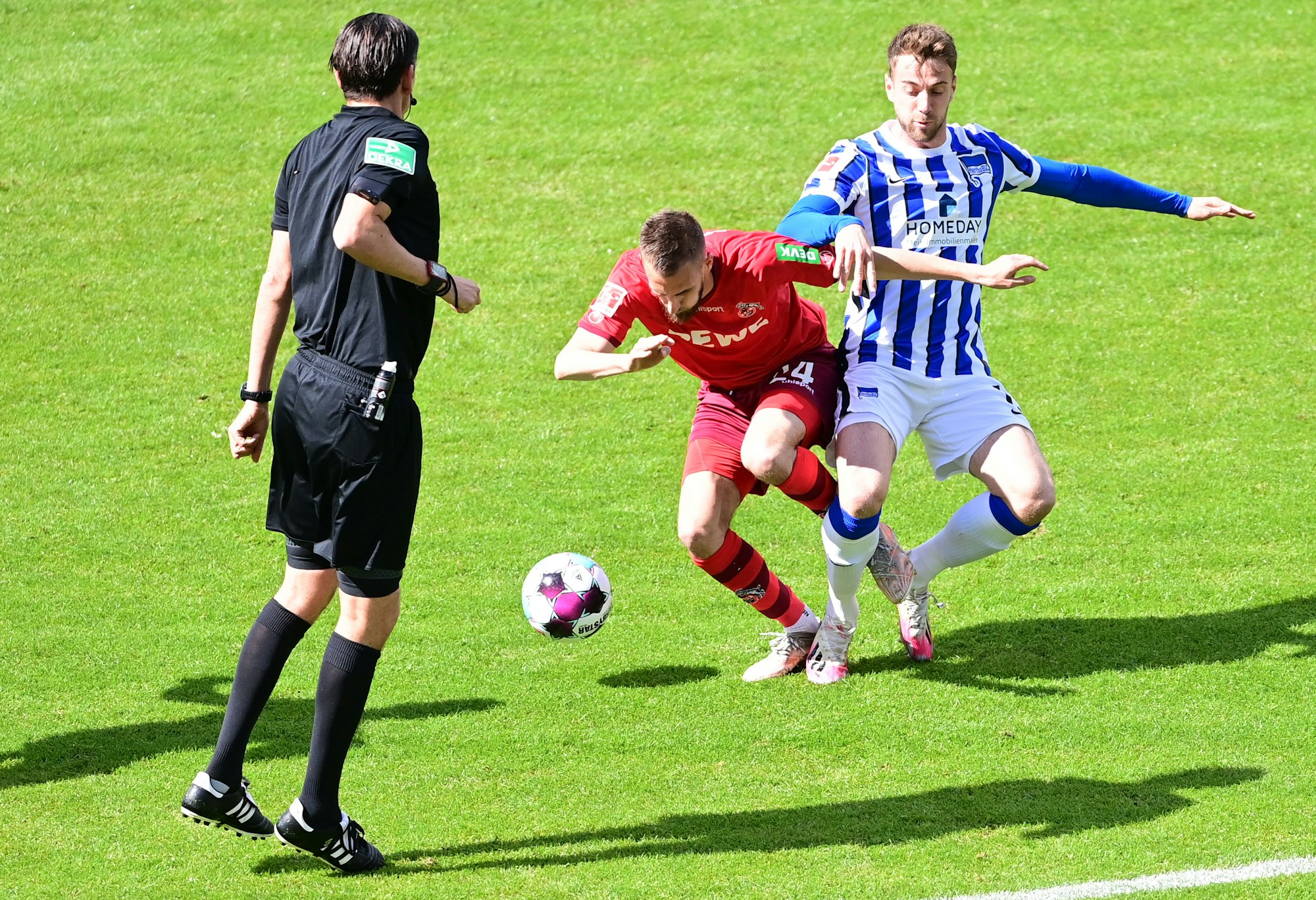 Fußball: Bundesliga, Hertha BSC - 1. FC Köln, 33. Spieltag im Olympiastadion. Lukas Klünter und Dominick Drexler kämpfen um den Ball