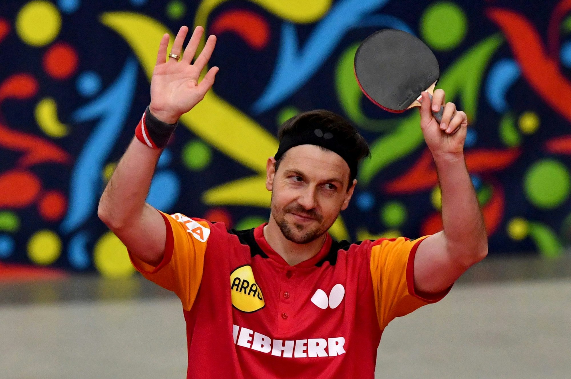 Timo Boll lässt sich nach dem Europameister-Titel feiern