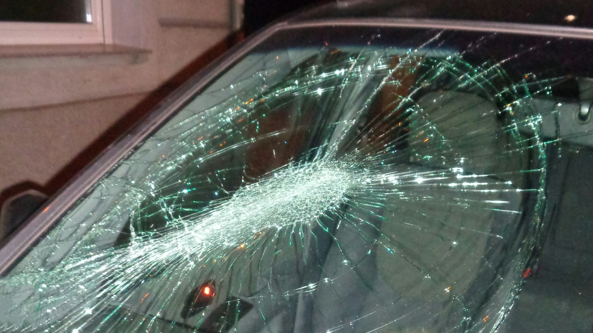 Die gesplitterte Frontscheibe eines Pkw.