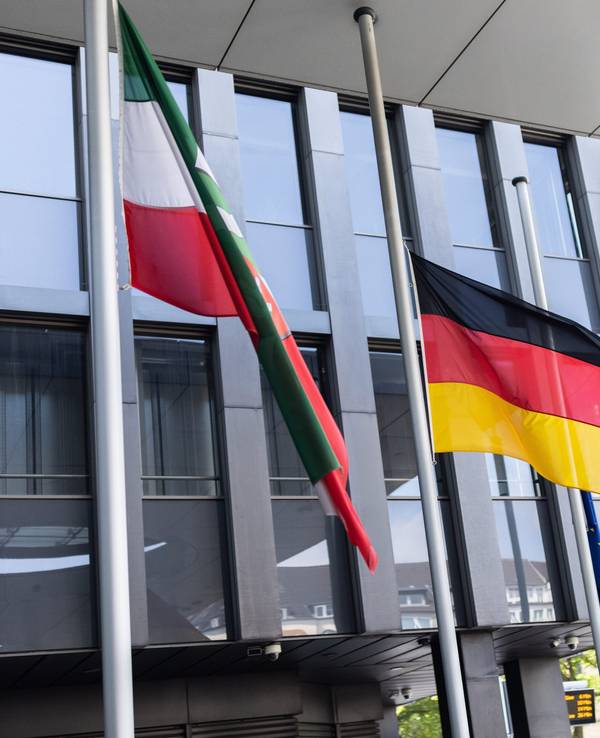 Am 17. Juli 2021 wehen vor einem Gebäude in Düsseldorf die Flaggen von Nordrhein-Westfalen, Deutschland und der EU auf Halbmast.