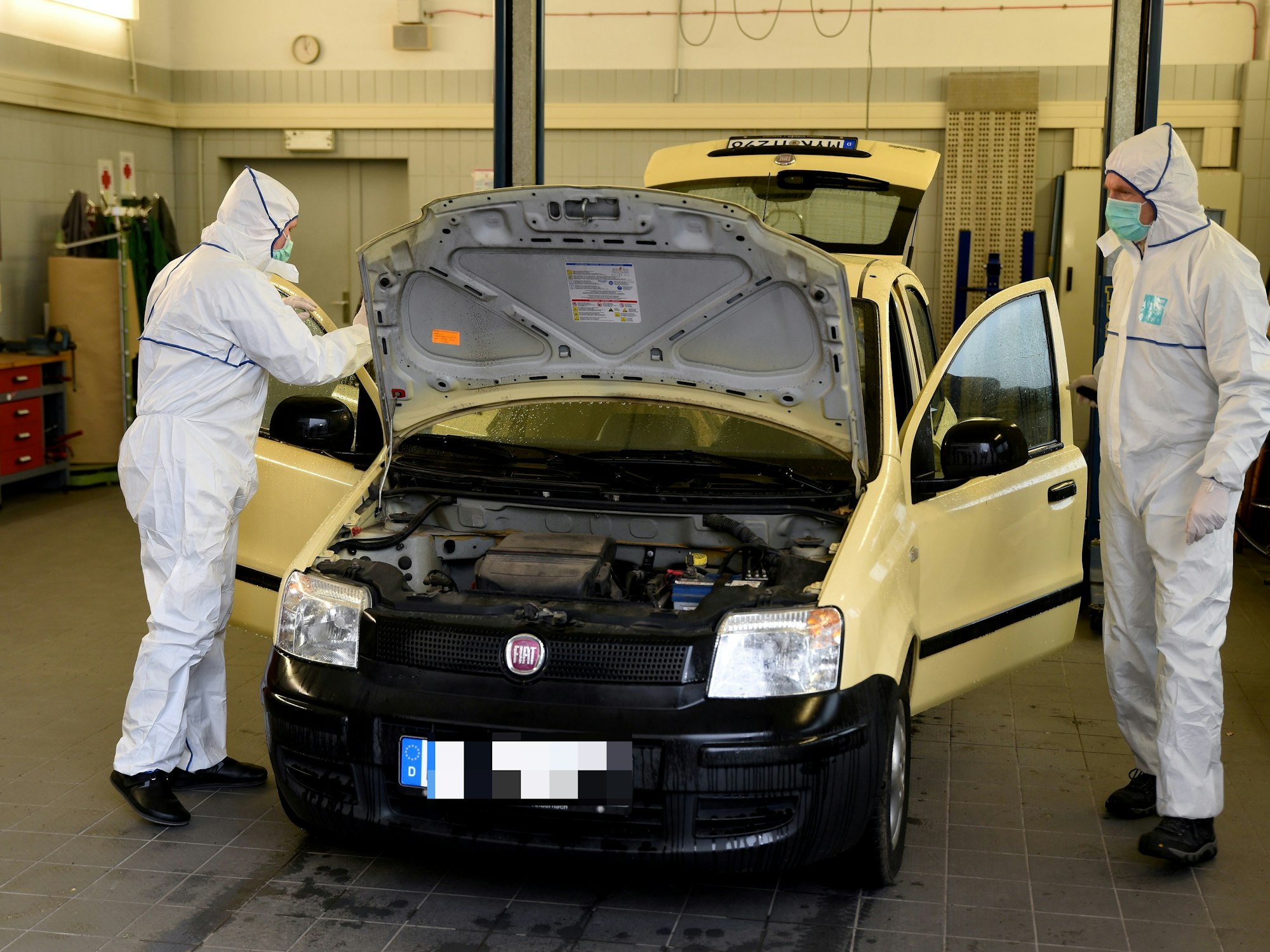 Köln: Ermittler untersuchen ein gelbes Auto.